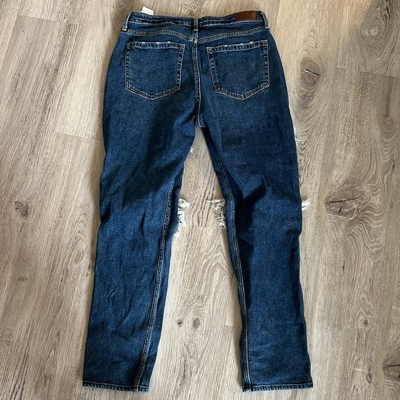 Hollister Ultra High-Rise Mom Jean - Picture 4 of 6